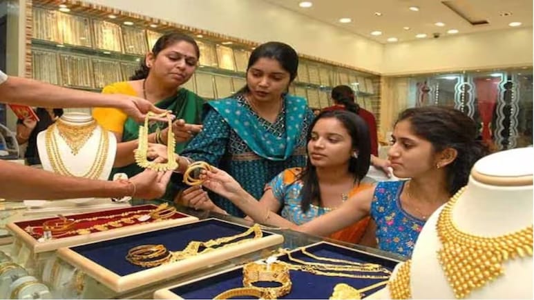 Gold-Silver Price: सोना 8 हजार तो चांदी 6 हजार लुढ़की, कब सुधरेंगे हालात? पैसा लगाने से पहले जानें भाव