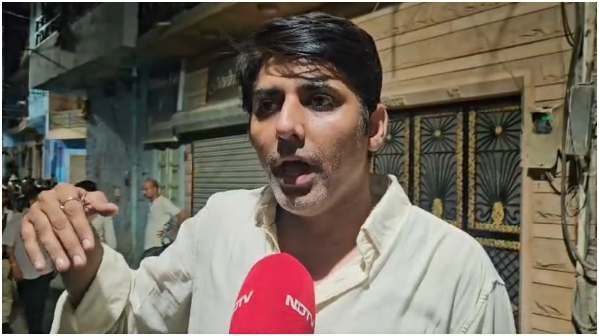 स्थानीय लोगों ने बताया कैसे शुरू हुआ पथराव.