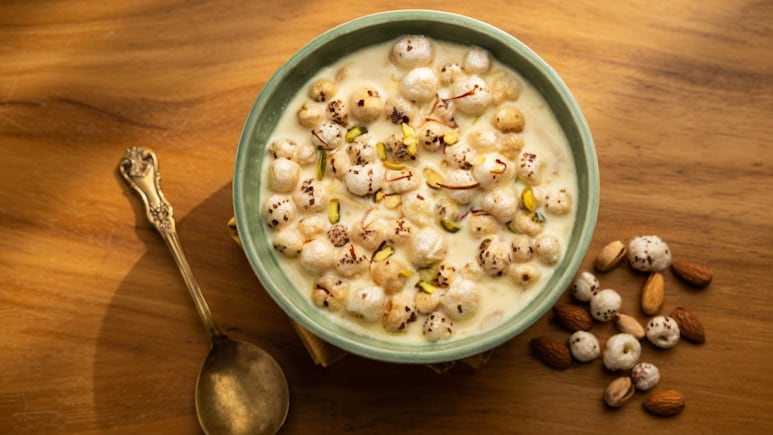 मखाने को दूध में डालकर खाने से क्या होता है? फायदे जानकर आज से शुरू कर देंगे खाना!