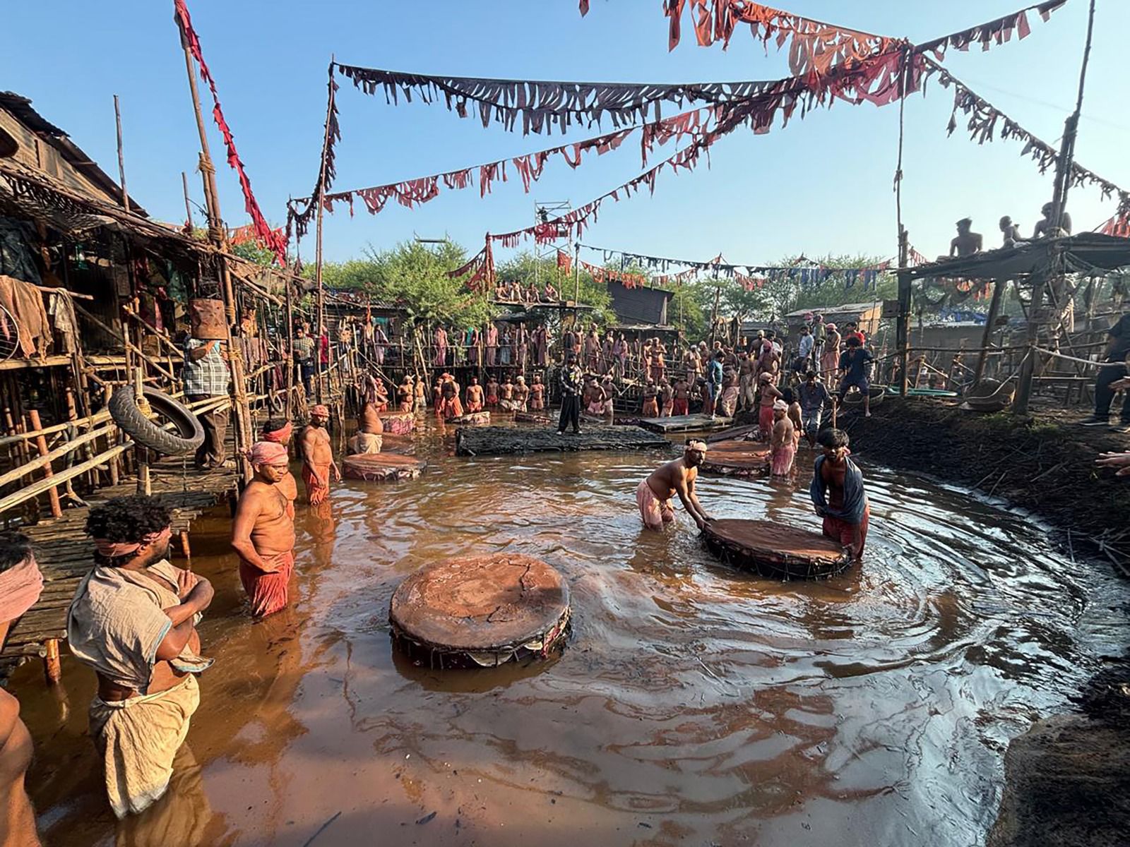 60 घर, 100 टैंकर पानी और 2.5 एकड़ का सेट, 64 लाख व्यूज वाले इस गाने के लिए बनाई गई विशाल झोपड़पट्टी