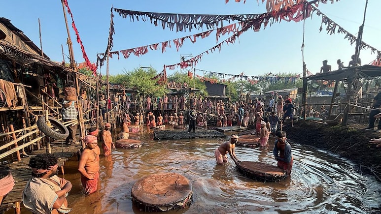 60 घर, 100 टैंकर पानी और 2.5 एकड़ का सेट, 64 लाख व्यूज वाले इस गाने के लिए बनाई गई विशाल झोपड़पट्टी