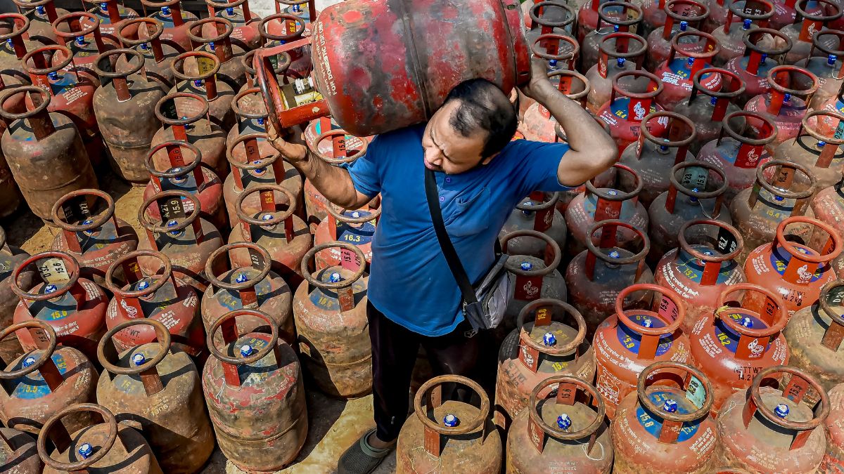 वाकई किल्लत या सिर्फ पैनिक बुकिंग! ईरान जंग शुरू होने के बाद LPG की मांग 60% बढ़ी