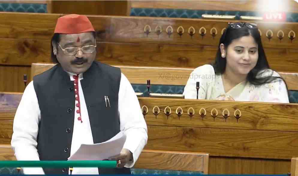 'सोनभद्र के भईल जर्जर हलतिया...': सपा MP ने संसद में गाकर सुनाई अपनी व्यथा, पीछे मुस्कुराती दिखीं प्रिया सरोज