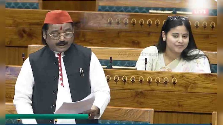 'सोनभद्र के भईल जर्जर हलतिया...': सपा MP ने संसद में गाकर सुनाई अपनी व्यथा, पीछे मुस्कुराती दिखीं प्रिया सरोज