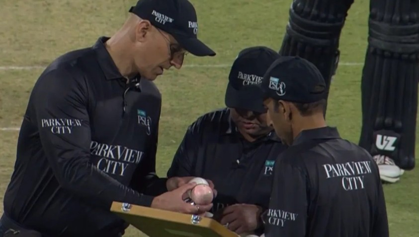 PSL: व्हाइट से पिंक हो गई गेंद, किसी को समझ नहीं आ रंग बदलने का कारण, फैंस हुए हैरान, VIDEO