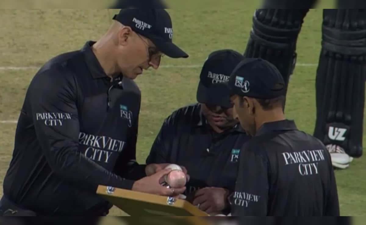 PSL: व्हाइट से पिंक हो गई गेंद, किसी को समझ नहीं आ रहा रंग बदलने का कारण, फैंस हुए हैरान, VIDEO