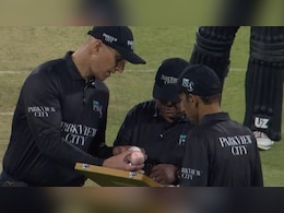 PSL: व्हाइट से पिंक हो गई गेंद, किसी को समझ नहीं आ रहा रंग बदलने का कारण, फैंस हुए हैरान, VIDEO