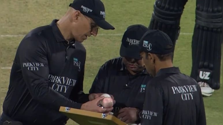 PSL: व्हाइट से पिंक हो गई गेंद, किसी को समझ नहीं आ रहा रंग बदलने का कारण, फैंस हुए हैरान, VIDEO