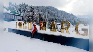 गुलमर्ग में फिर बर्फबारी, सीजन के आखिर में पर्यटन को मिला सहारा