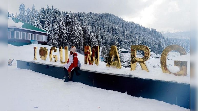 गुलमर्ग में फिर बर्फबारी, सीजन के आखिर में पर्यटन को मिला सहारा