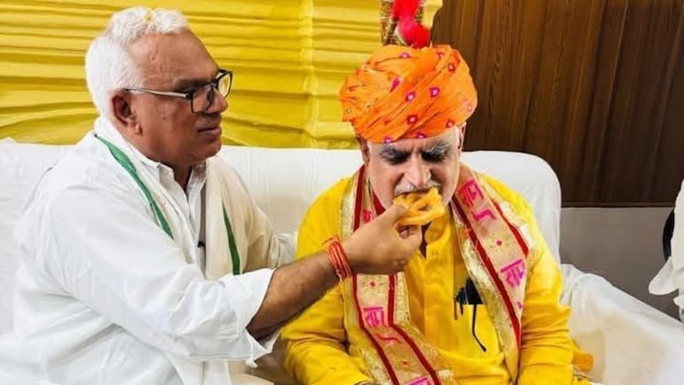 Viral Photo: ब्रज की माटी में घुली सियासत की मिठास,  मंत्री बेढम ने झाबर सिंह खर्रा को खिलाया 'जलेबा', तस्वीर वायरल