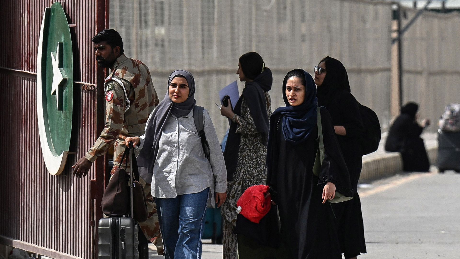 ईरान पर इजरायल-अमेरिका का हमला, पाकिस्तानियों पर टूटा कहर&nbsp;