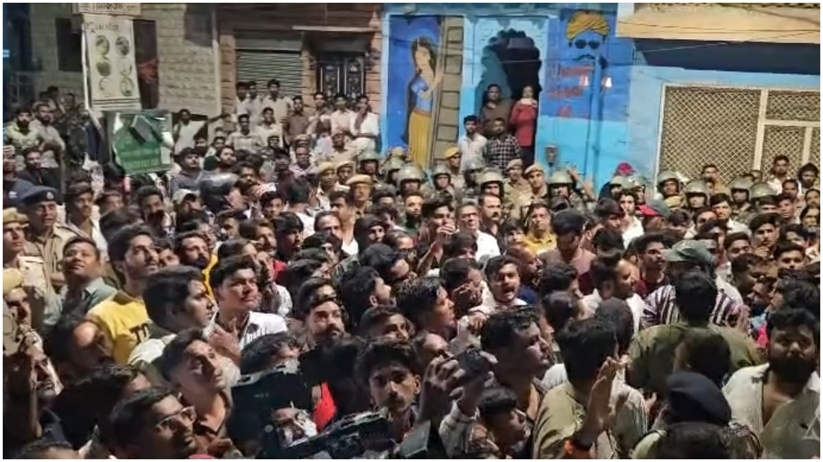 जोधपुर में पथराव के बाद लोगों के इकट्ठा होकर जताया विरोध.