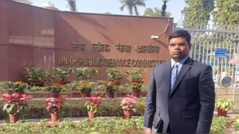 कैंसर से लड़ते हुए पास किया UPSC एग्जाम, युवाओं के लिए मिसाल है संजय डहरिया की कहानी