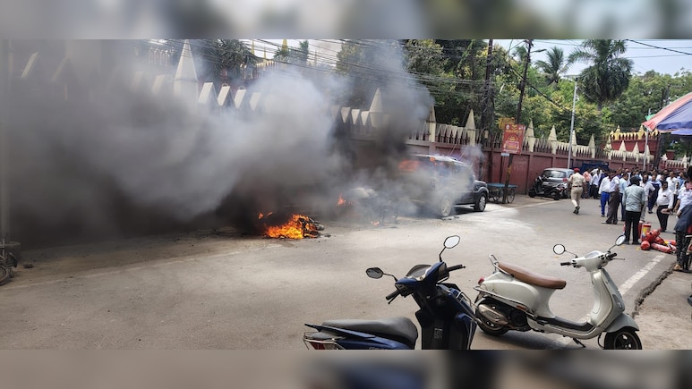 कटक में बड़ा हादसा; ओडिशा हाईकोर्ट के सामने भीषण आग, कई वाहन जलकर राख