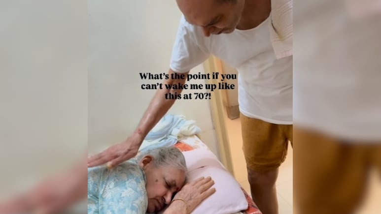 70 की उम्र का प्यार! पति ने पत्नी को जगाते हुए गाया &lsquo;क्या खूब लगती हो&rsquo;, Video ने छू लिया दिल