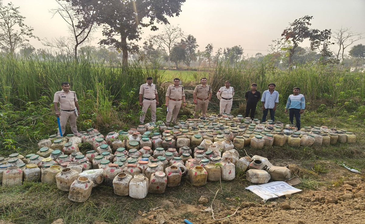Illegal Liquor: घुटकू रेलवे लाइन किनारे झाड़ियों में मिला 6 हजार किलो महुआ लाहन, अवैध शराब नेटवर्क पर उठे सवाल