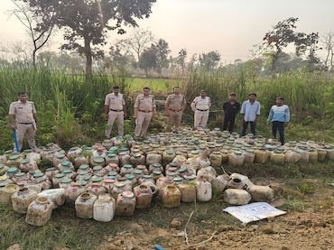 Illegal Liquor: घुटकू रेलवे लाइन किनारे झाड़ियों में मिला 6 हजार किलो महुआ लाहन, अवैध शराब नेटवर्क पर उठे सवाल