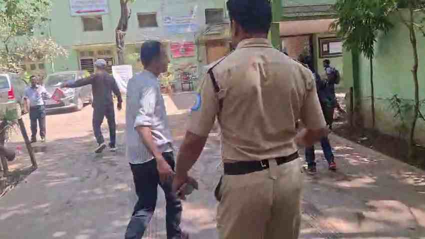 नासिक में 10वीं का पेपर देकर निकले छात्र पर 10-15 युवकों का जानलेवा हमला