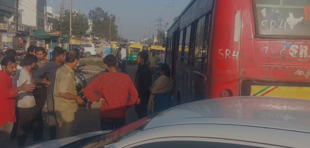 Red Bus Controversy Bhopal: लाल बस विवाद के दौरान भीड़