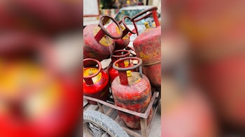 LPG Refill Timelines: Government Debunks Change In Waiting Interval  — Check Urban, Rural Period