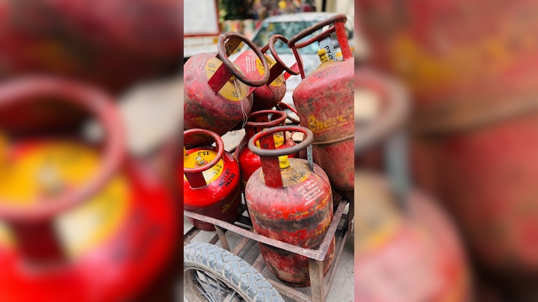 LPG Refill Timelines: Government Debunks Change In Waiting Interval  &mdash; Check Urban, Rural Period
