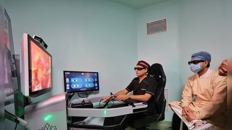 देश में पहली बार स्वास्थ्य शिविर में हुई रोबोटिक सर्जरी; शिवपुरी में केंद्रीय मंत्री सिंधिया ने देखा ऑपरेशन