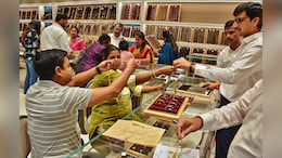 Gold, Silver Prices Fall Slightly, Check Rates In Your City Today