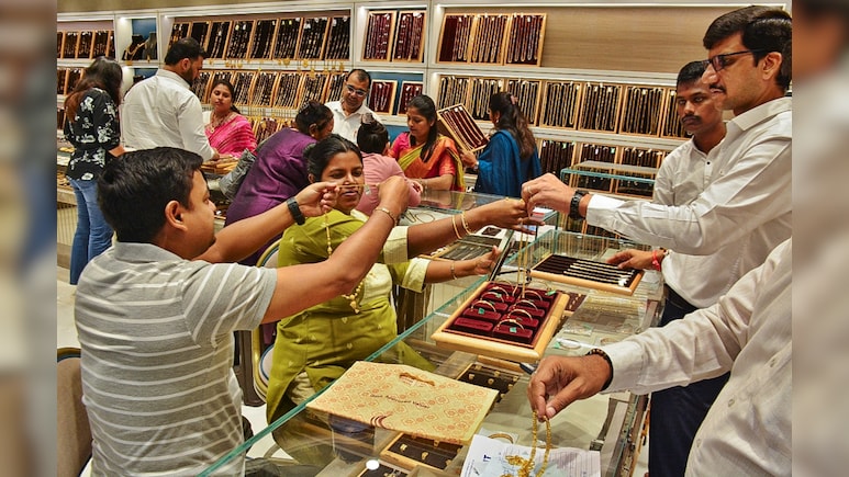 Gold, Silver Prices Fall Slightly, Check Rates In Your City Today