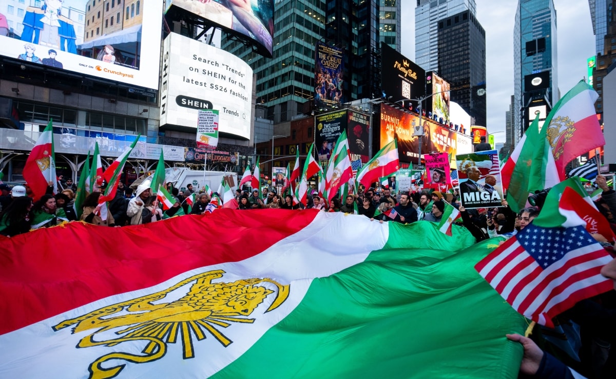 ईरान के साथ जारी युद्ध को लेकर डोनाल्ड ट्रंप को घरेलू मोर्चे पर भी विरोध का सामना करना पड़ रहा है. अमेरिका के कई शहरों में ईरान के समर्थन में प्रदर्शन हुए हैं. 