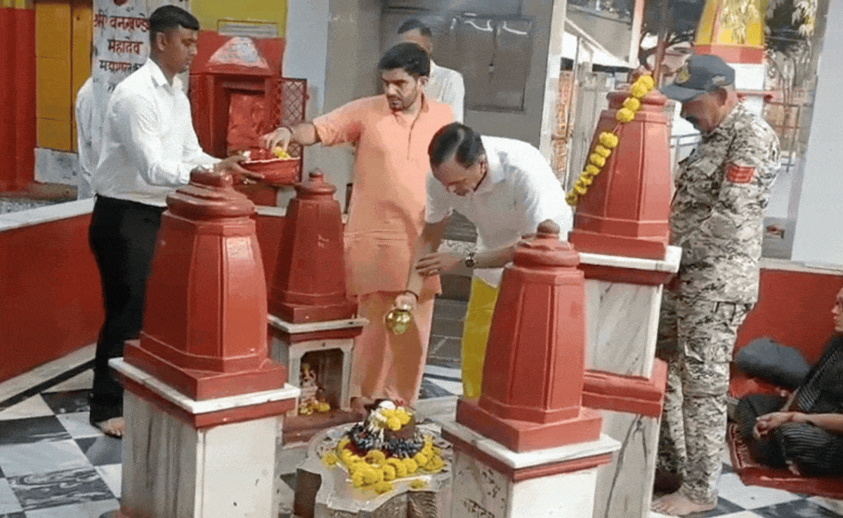 लेफ्टिनेंट जनरल धीरज सेठ ने किए पीतांबरा पीठ के&nbsp;दर्शन, गोपनीय दौरे पर दतिया पहुंचे, 20 मिनट मंदिर में रुके