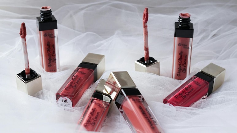 अब टच-अप की झंझट खत्म, ₹500 से कम में बेस्ट हाई-पिगमेंट, लॉन्ग-स्टे, ट्रांसफर-फ्री लिपस्टिक, हर शेड है कमाल