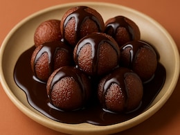 Chocolate Gulab Jamun Recipe: बार-बार एक ही टाइप की मिठाई खा के हो गए हैं बोर, ट्राइ करें ये ट्रेंडिंग फ्यूजन मिठाई