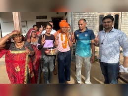 खेत का काम, बकरियां चराना.... अब 12वीं की टॉपर बनी नव्या मीणा, 6 KM पैदल चलकर जाती स्कूल