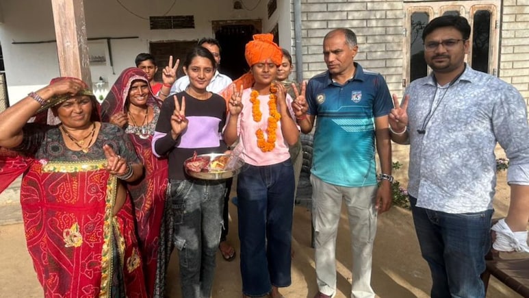 खेत का काम, बकरियां चराना.... अब 12वीं की टॉपर बनी नव्या मीणा, 6 KM पैदल चलकर जाती स्कूल