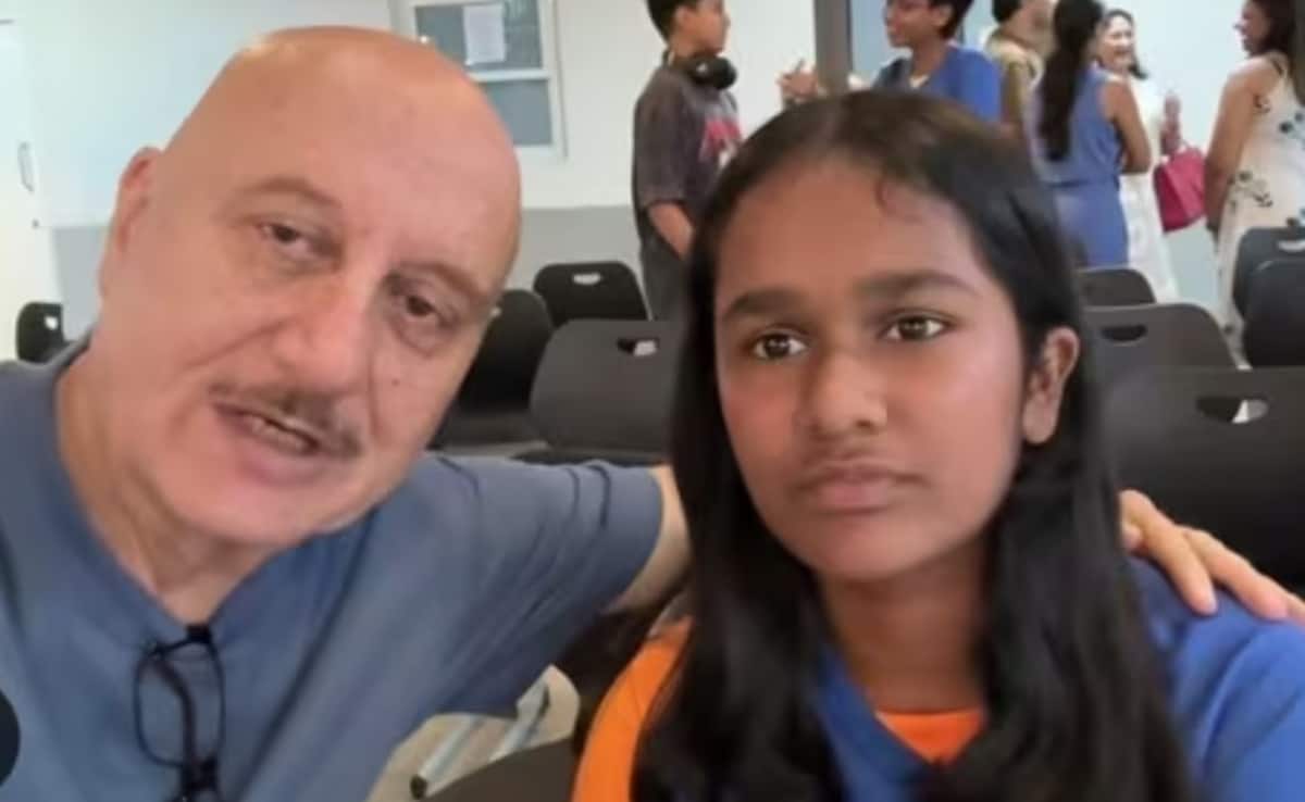 मरहूम दोस्त सतीश कौशिक की बेटी के लिए बाप का फर्ज निभा रहे अनुपम खेर, स्कूल में पेरेंट की हैसियत से पहुंचे और हो गए भावुक