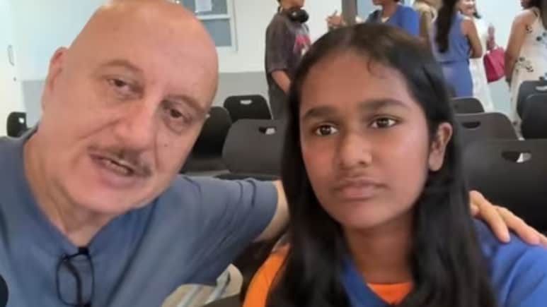 मरहूम दोस्त सतीश कौशिक की बेटी के लिए बाप का फर्ज निभा रहे अनुपम खेर, स्कूल में पेरेंट की हैसियत से पहुंचे और हो गए भावुक