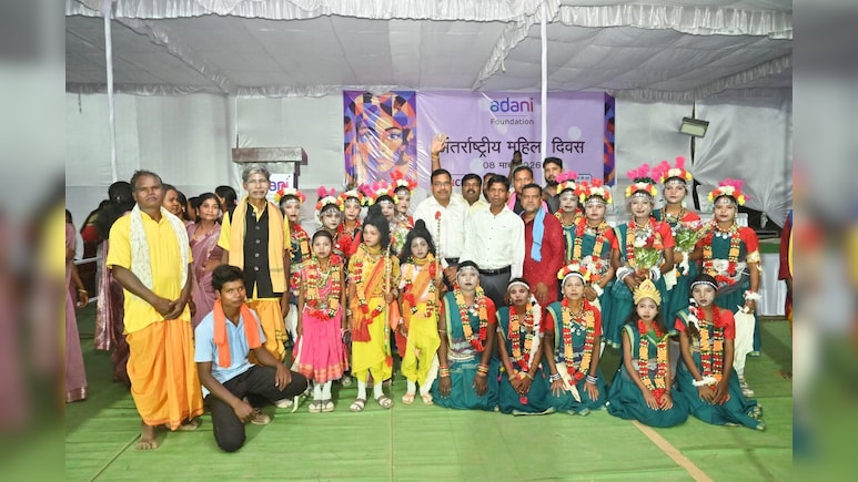 अदाणी फाउंडेशन का आयोजन: ग्रामीण महिलाओं ने दिखाई प्रतिभा, खेल प्रतियोगिताओं और सुआ नृत्य में लिया हिस्सा