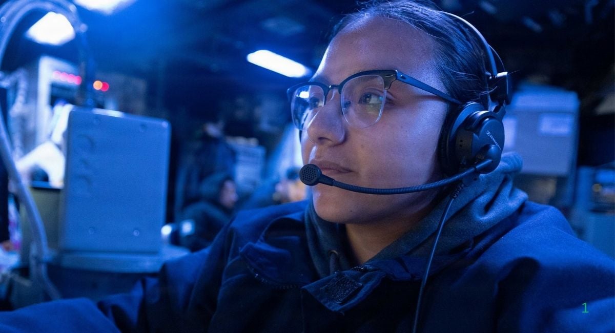 USS Abraham Lincoln पर तैनात सैनिक 