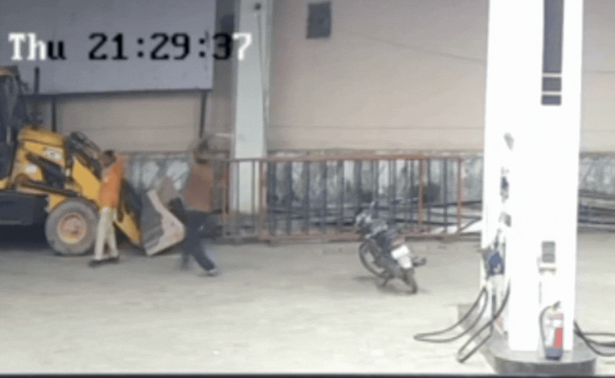 Video: खुल्ले पैसों पर भड़का गुस्सा, पेट्रोल पंप पर बेसबॉल से &lsquo;बैटिंग&rsquo; कर गया युवक, सेल्समैन गंभीर&nbsp;