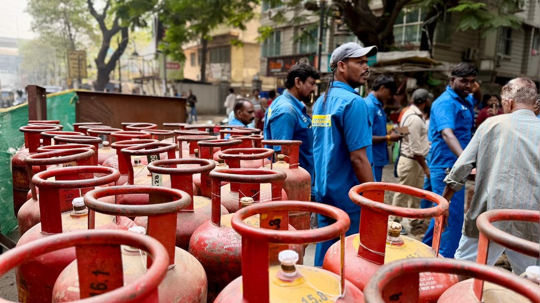 Gas Agency Raided In Pune, Illegal Stock Of 57 LPG Cylinders Found