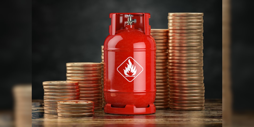 Commercial LPG Shortage Live Updates: 20% Mumbai Hotels Already Shut; People Line Up At Service Centres Amid Panic