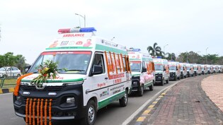 छत्तीसगढ़ को 370 नई एम्बुलेंस, CM साय ने दिखाई हरी झंडी; शहर में 15 और गांव में 30 मिनट में पहुंचेगी 108 सेवा