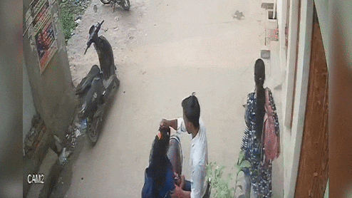 गाड़ी रोकी, लड़की की मांग भरी और फिर बैठाकर ले गया... रोहतास में सरेआम सड़क पर हुई 'शादी'; वीडियो वायरल