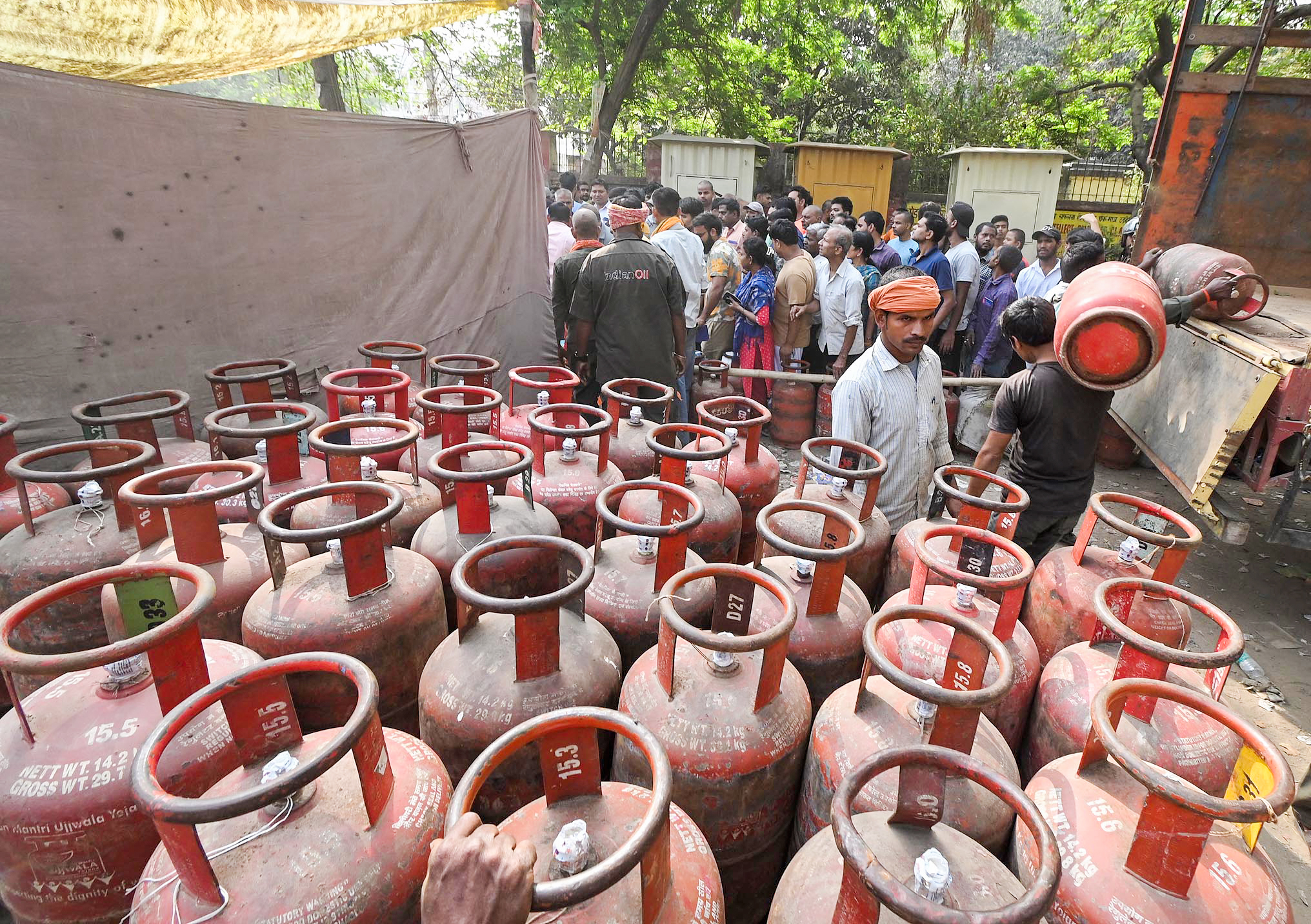 LPG की कालाबाज़ारी, जमाखोरी रोकने के लिए एक दिन में 6,000 छापे, 11,000 से अधिक सिलेंडर जब्त