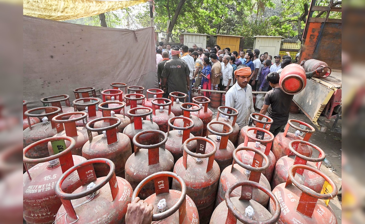LPG की कालाबाज़ारी, जमाखोरी रोकने के लिए एक दिन में 6,000 छापे, 11,000 से अधिक सिलेंडर जब्त