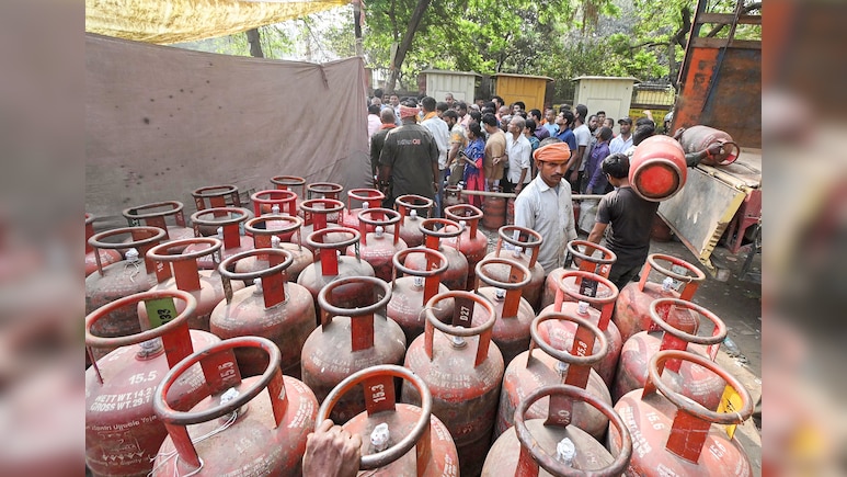 LPG की कालाबाज़ारी, जमाखोरी रोकने के लिए एक दिन में 6,000 छापे, 11,000 से अधिक सिलेंडर जब्त