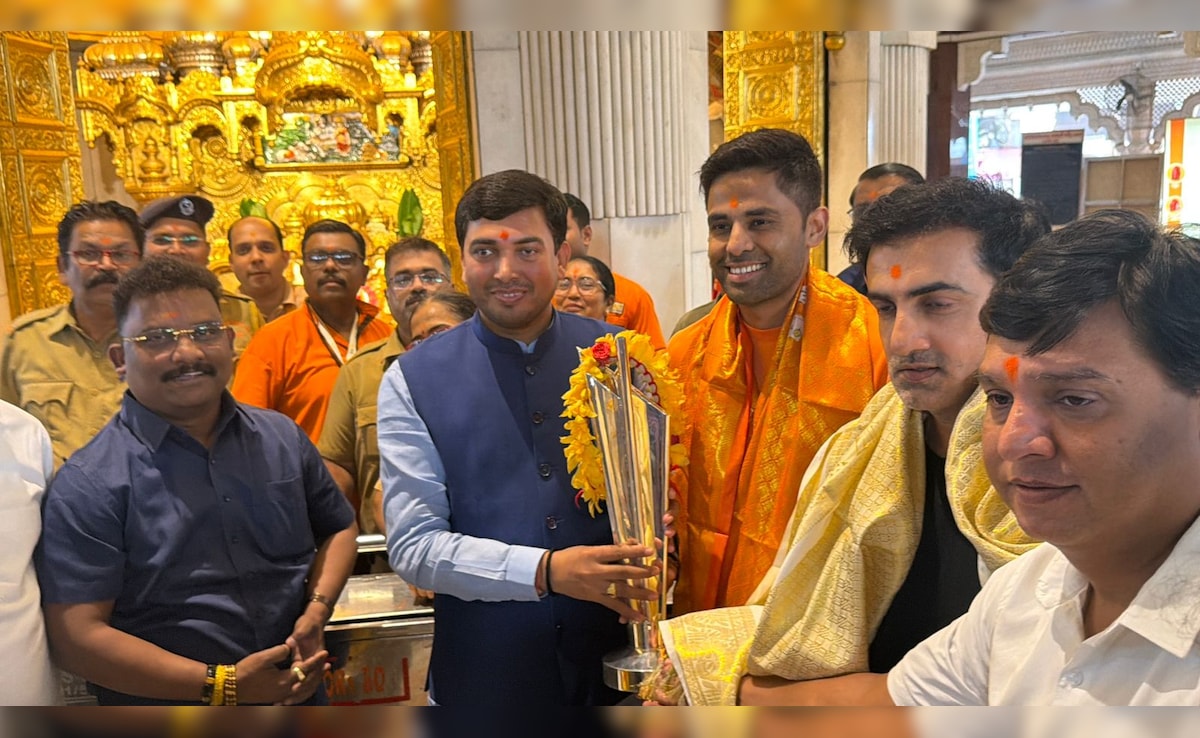 गणपति बप्पा मोरया, गुरु गंभीर और कैप्टन सूर्या T20 वर्ल्ड कप ट्रॉफी संग पहुंचे सिद्धिविनायक मंदिर, VIDEO