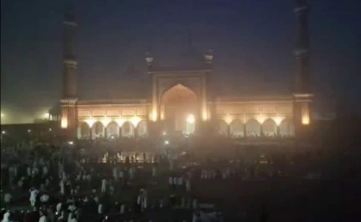 Eid al-Fitr 2026 Live: Dense Fog Covers Delhi's Jama Masjid During Morning Prayers