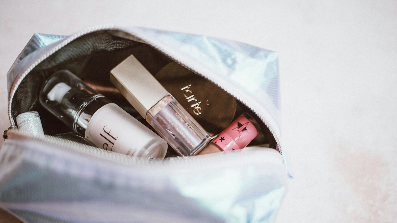 Explore top tips to find the best makeup pouch for travelling Explore top tips to find the best makeup pouch for travelling